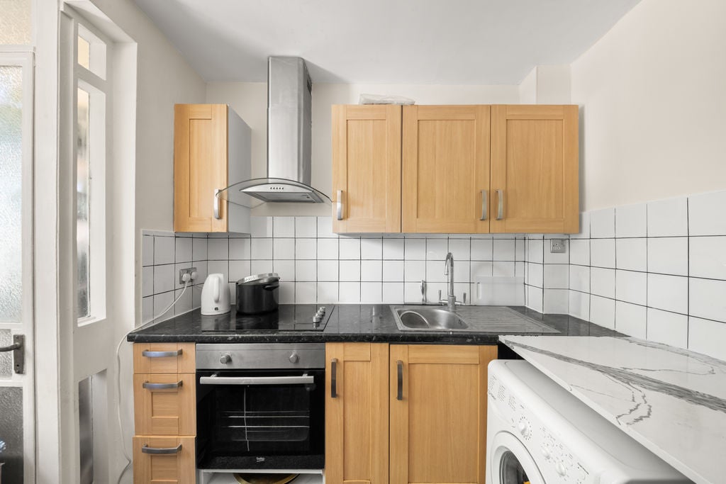 Flat Byron Way in Greater London