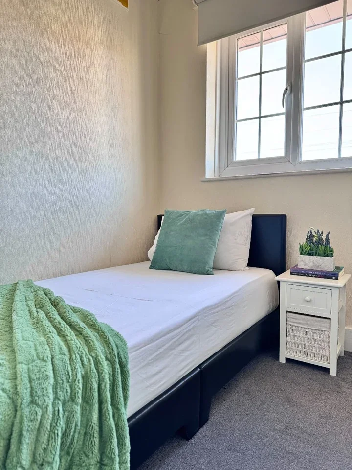 Room Chalfont Avenue in Greater London