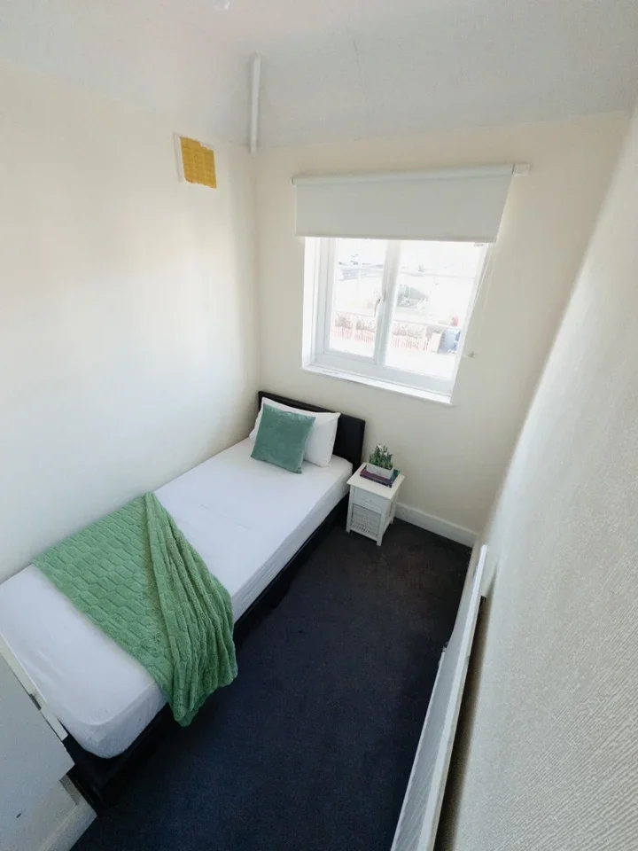 Room Chalfont Avenue in Greater London
