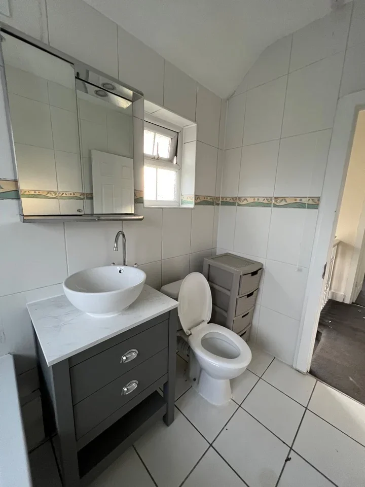 Room Chalfont Avenue in Greater London
