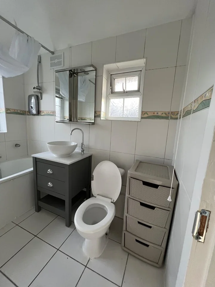 Room Chalfont Avenue in Greater London