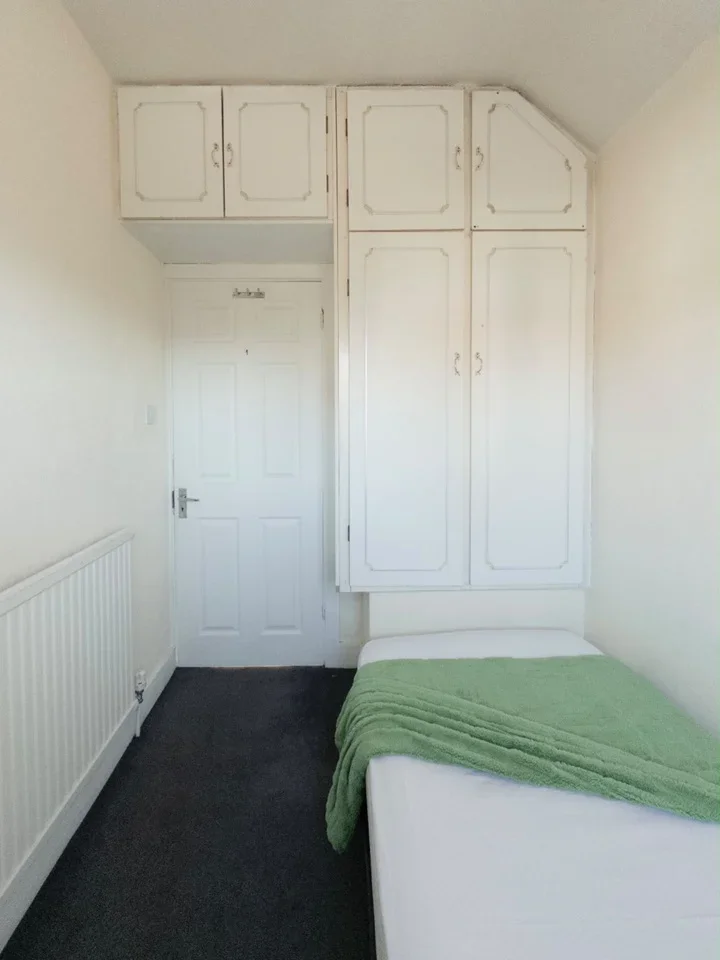 Room Chalfont Avenue in Greater London