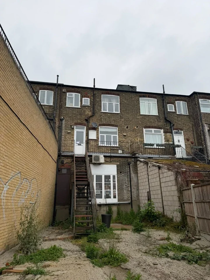 Flat Snakes Lane East in Greater London
