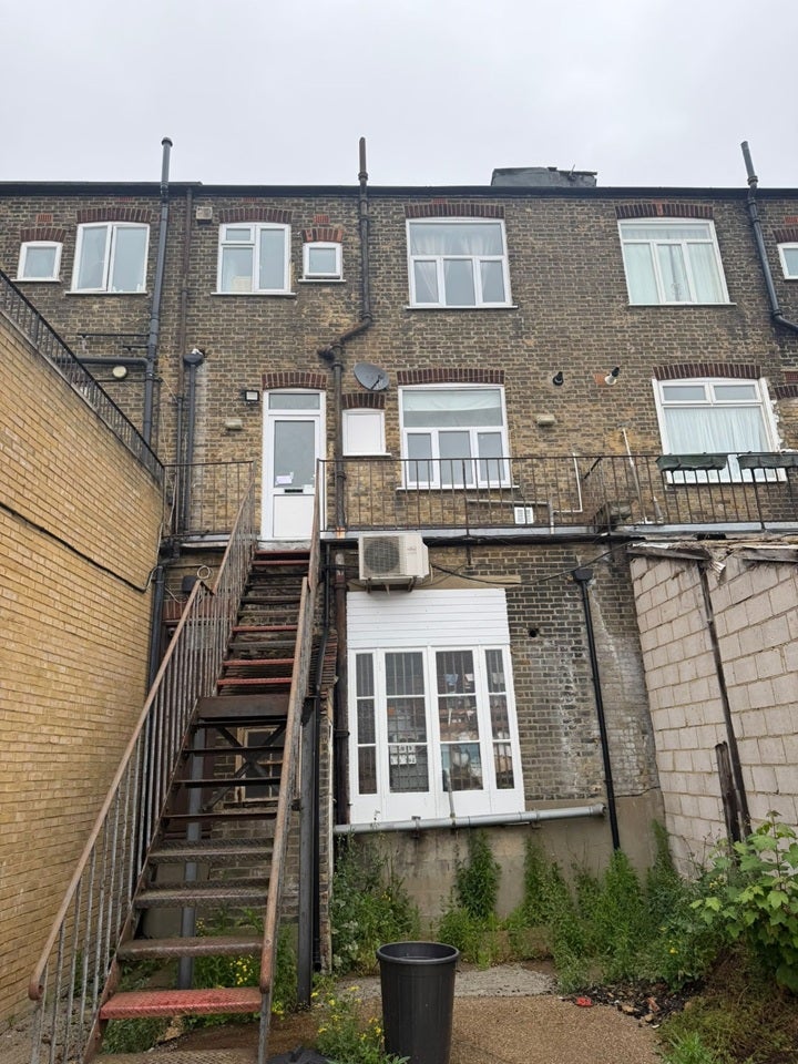 Flat Snakes Lane East in Greater London