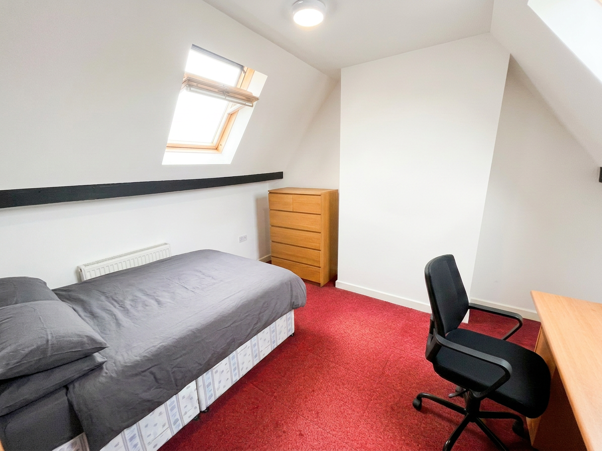 Room Hawton Crescent in Nottingham