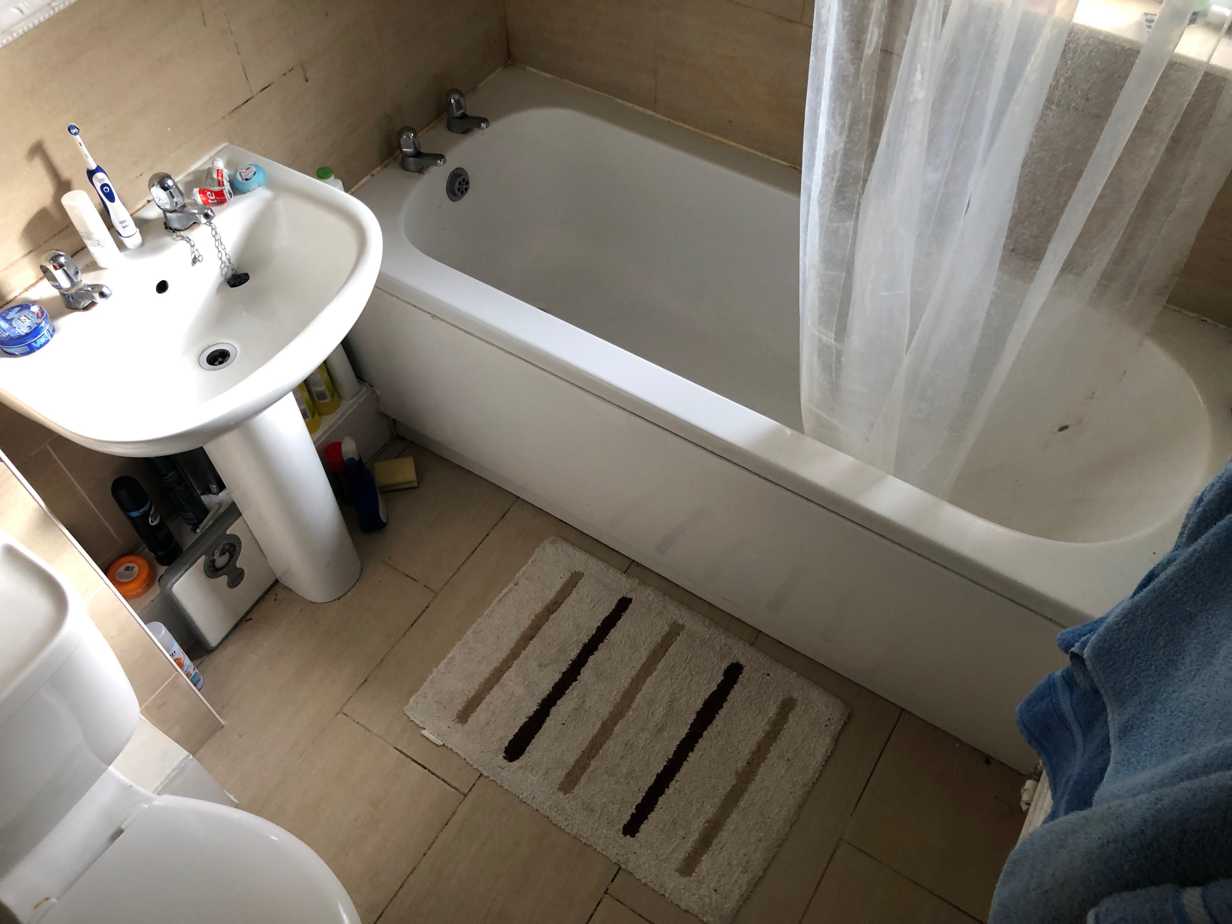 Room Hawton Crescent in Nottingham