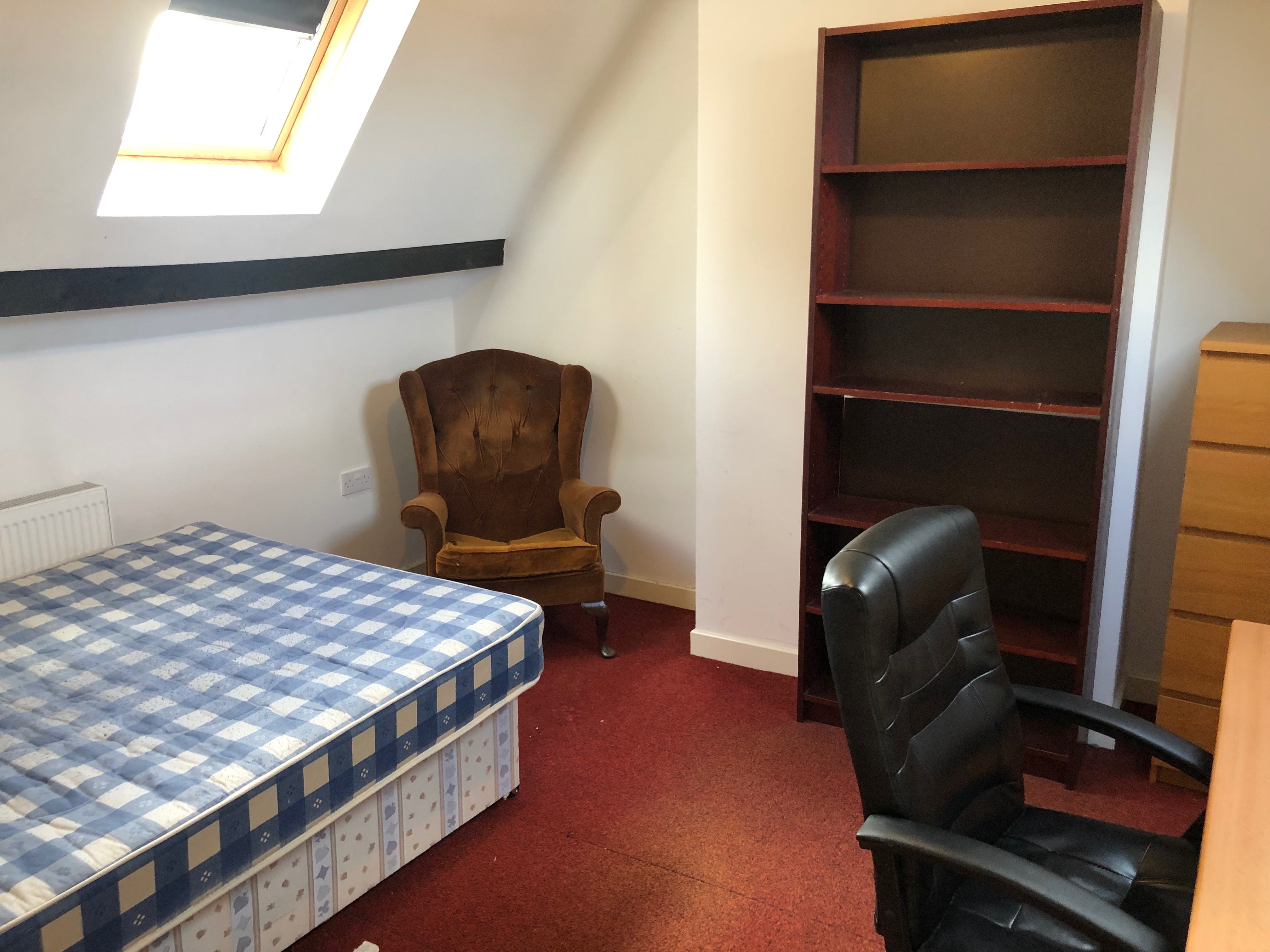 Room Hawton Crescent in Nottingham