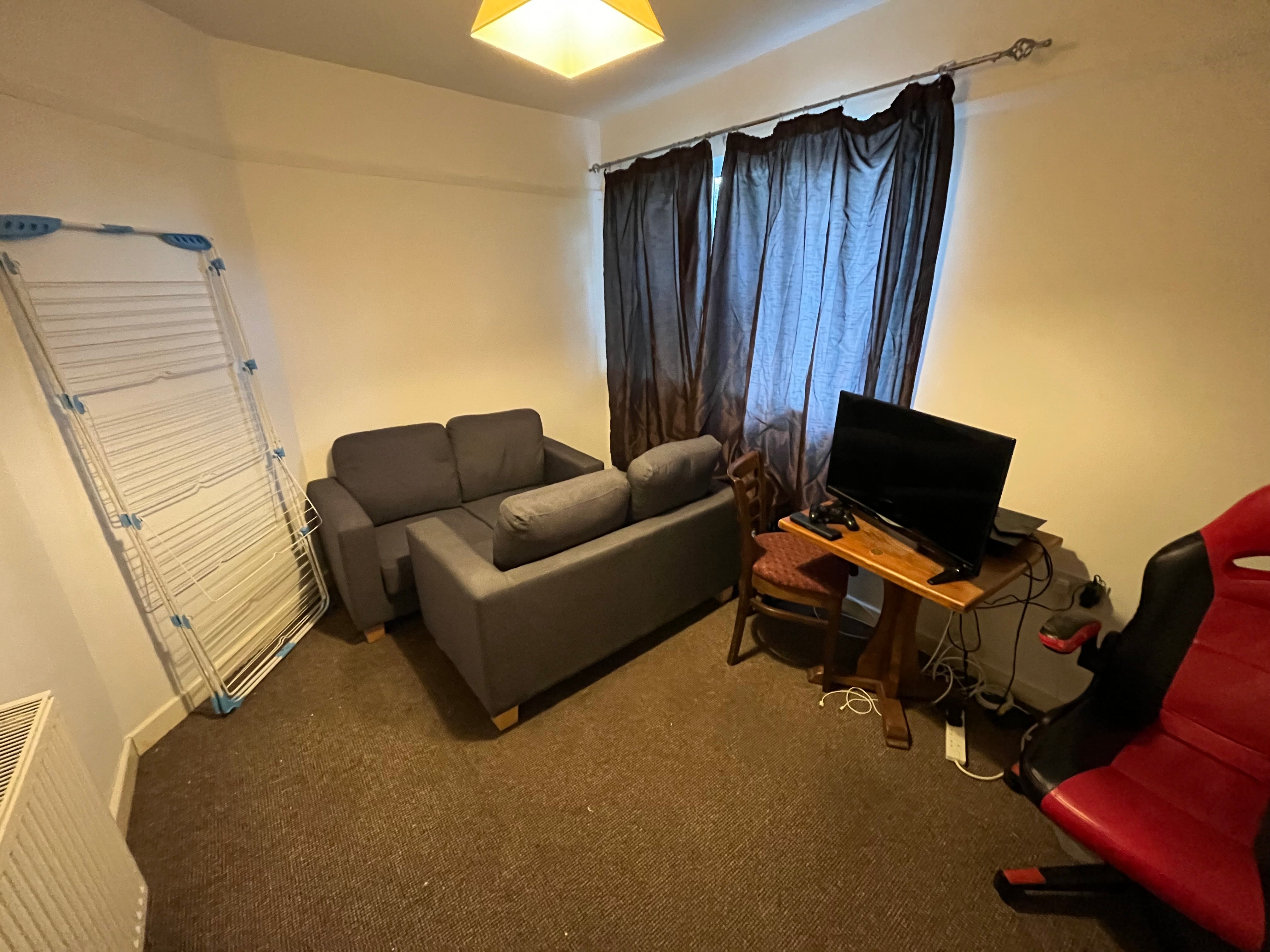 Room Hawton Crescent in Nottingham