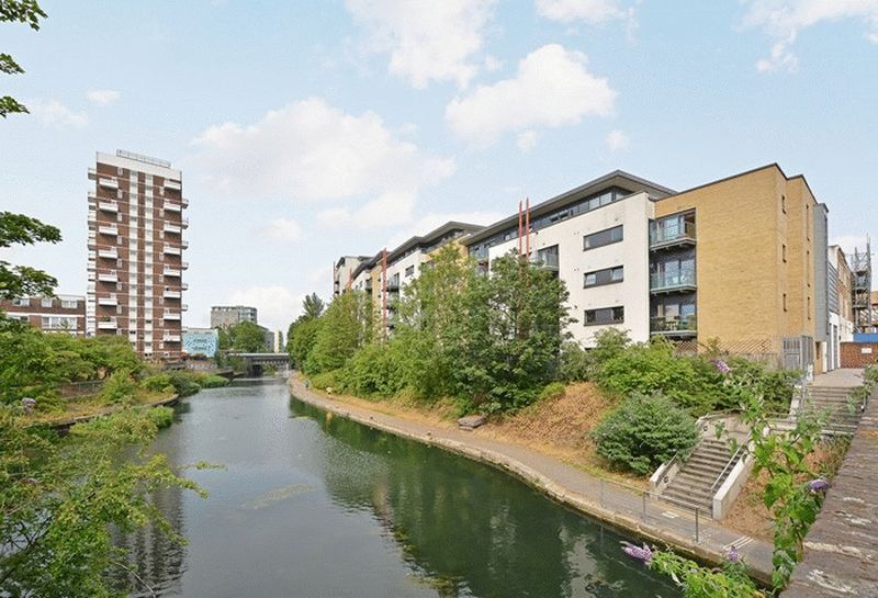 Flat Commercial Road in Greater London