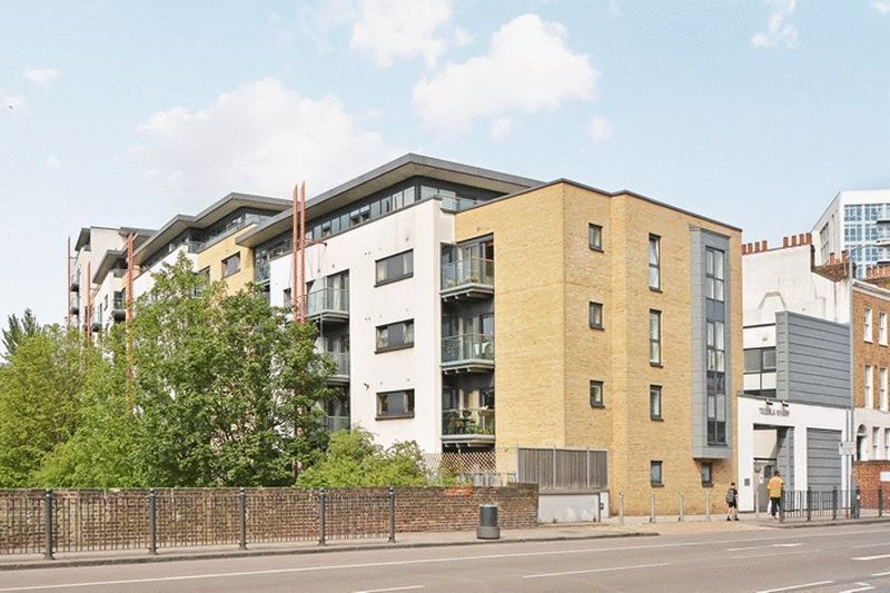 Flat Commercial Road in Greater London