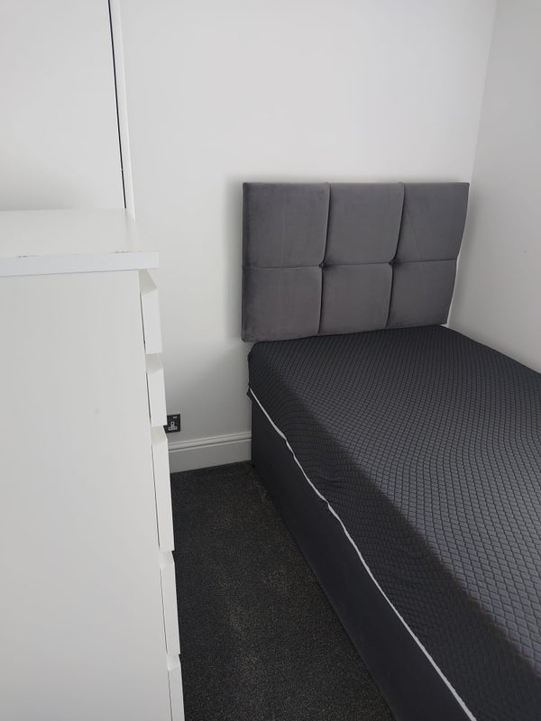 Room Crooke Road in Greater London