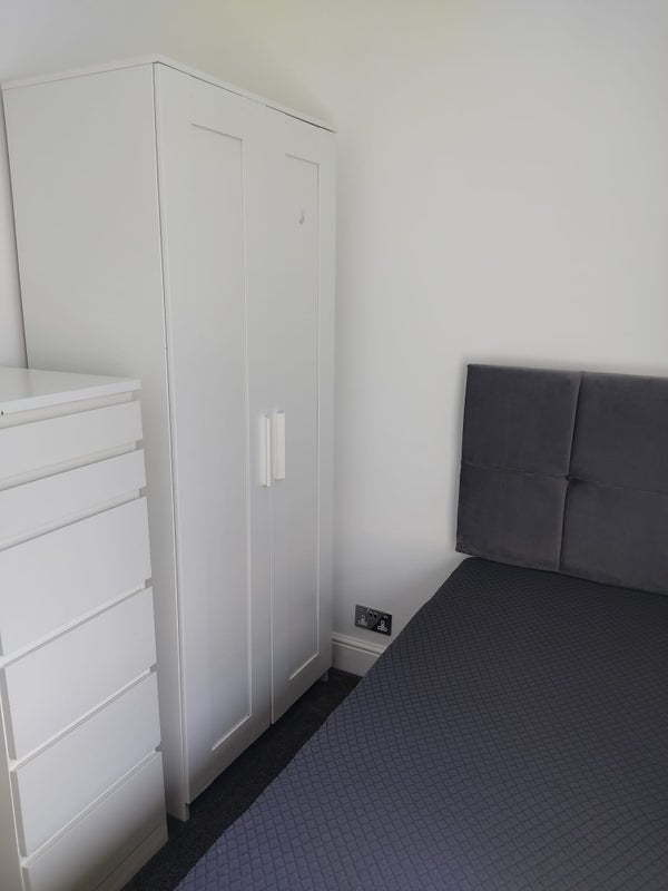 Room Crooke Road in Greater London