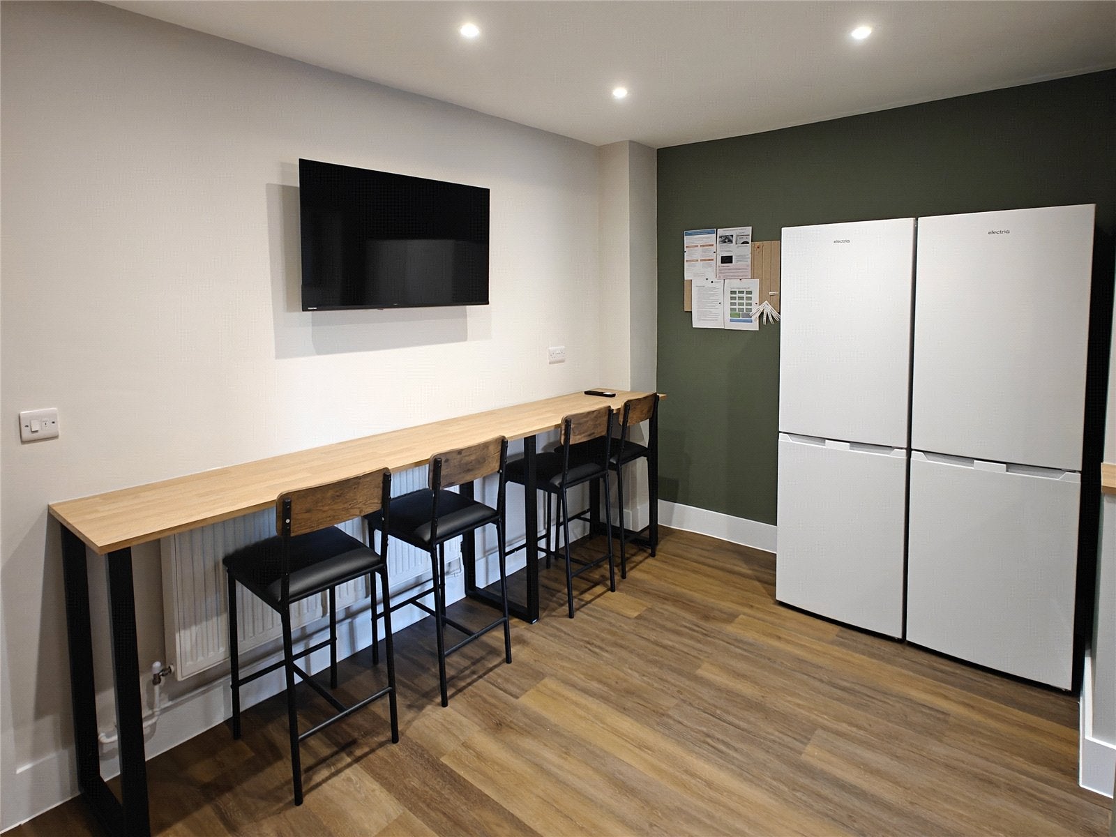 Room Cedar Way in Guildford