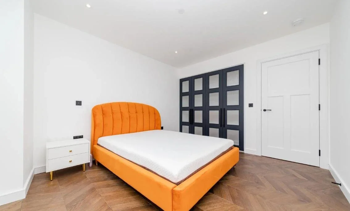 Flat Wheatfield Way in Greater London