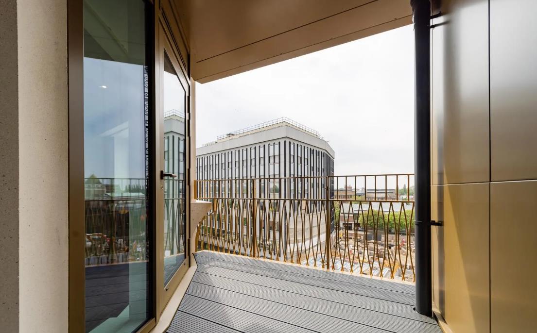 Flat Wheatfield Way in Greater London