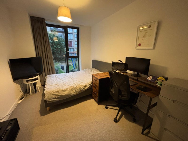 Room Forrester Way in Greater London