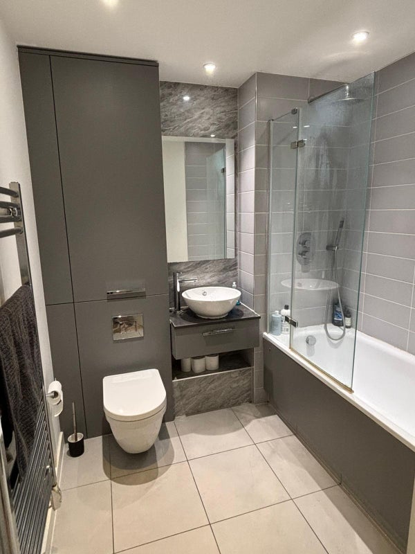 Room Forrester Way in Greater London