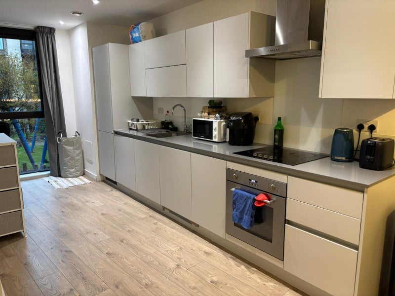 Room Forrester Way in Greater London