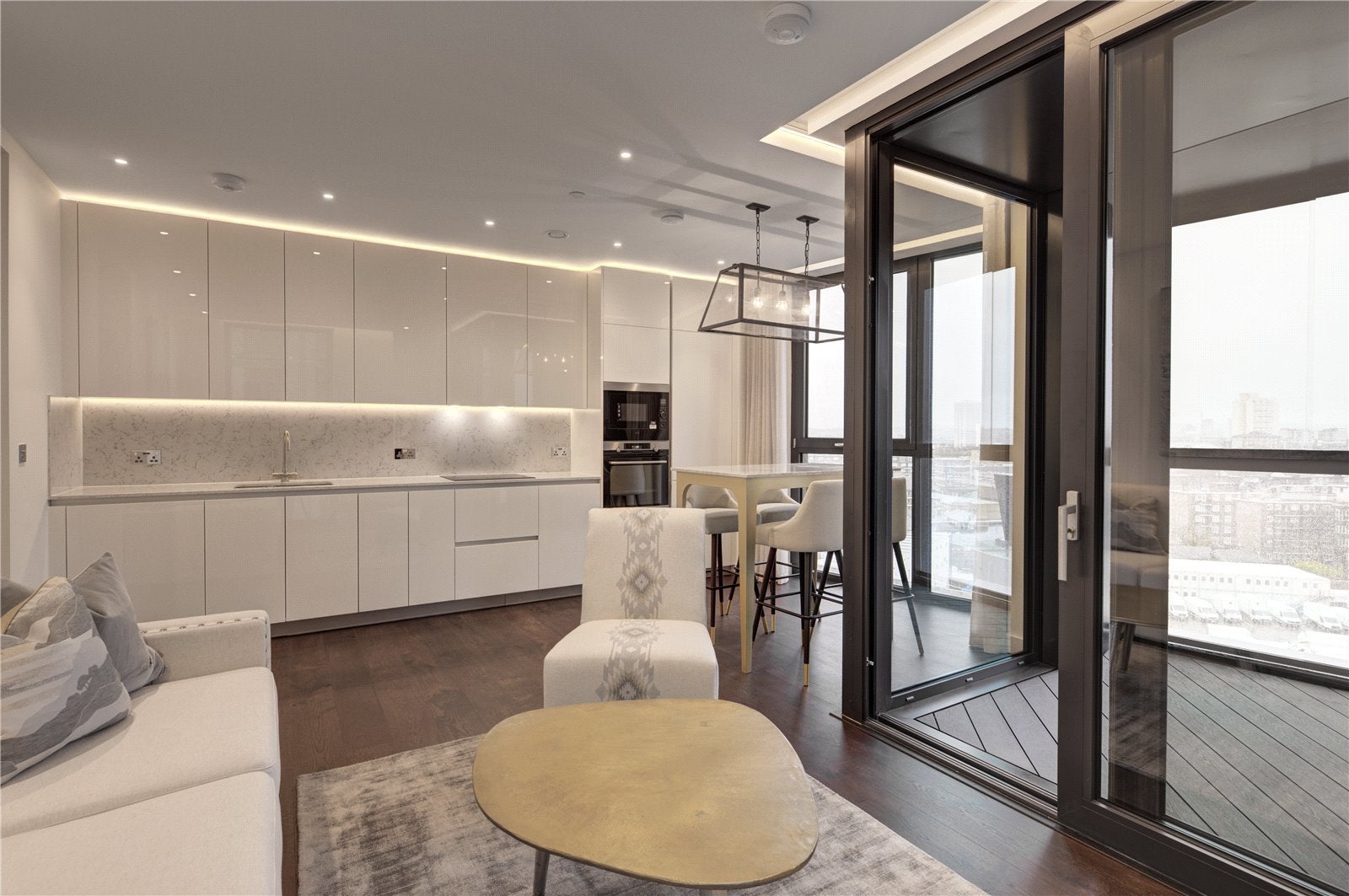 Flat Ponton Road in Greater London
