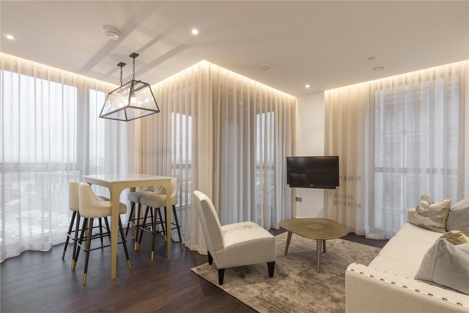 Flat Ponton Road in Greater London