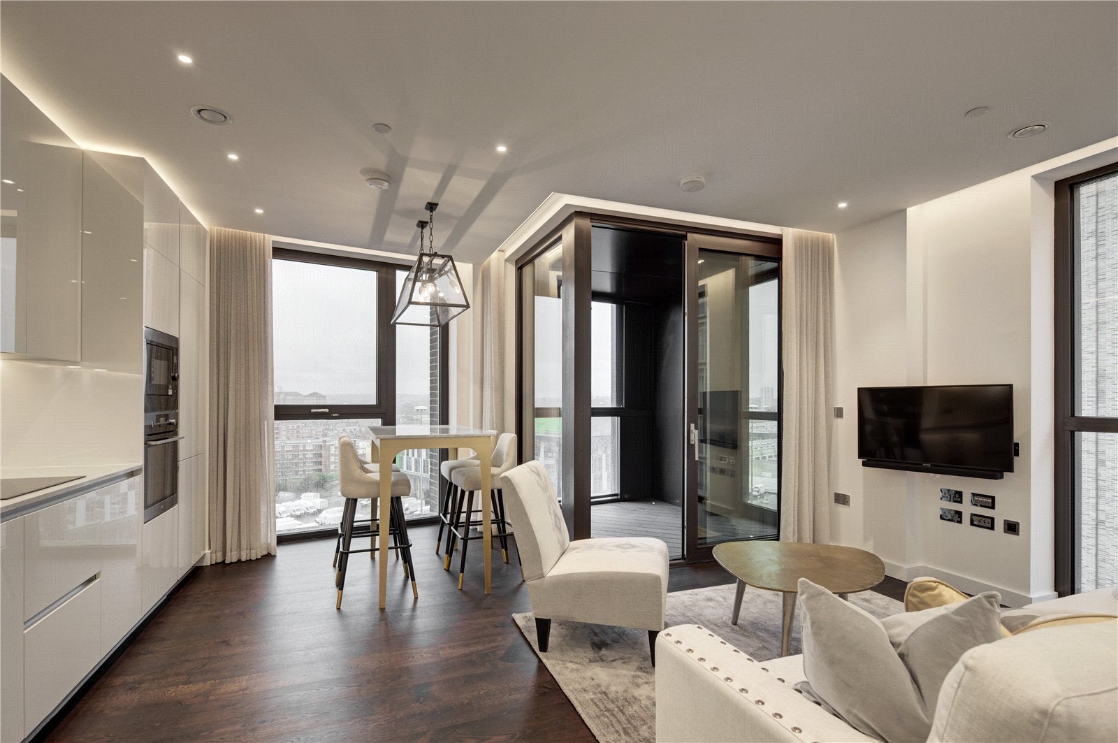 Flat Ponton Road in Greater London