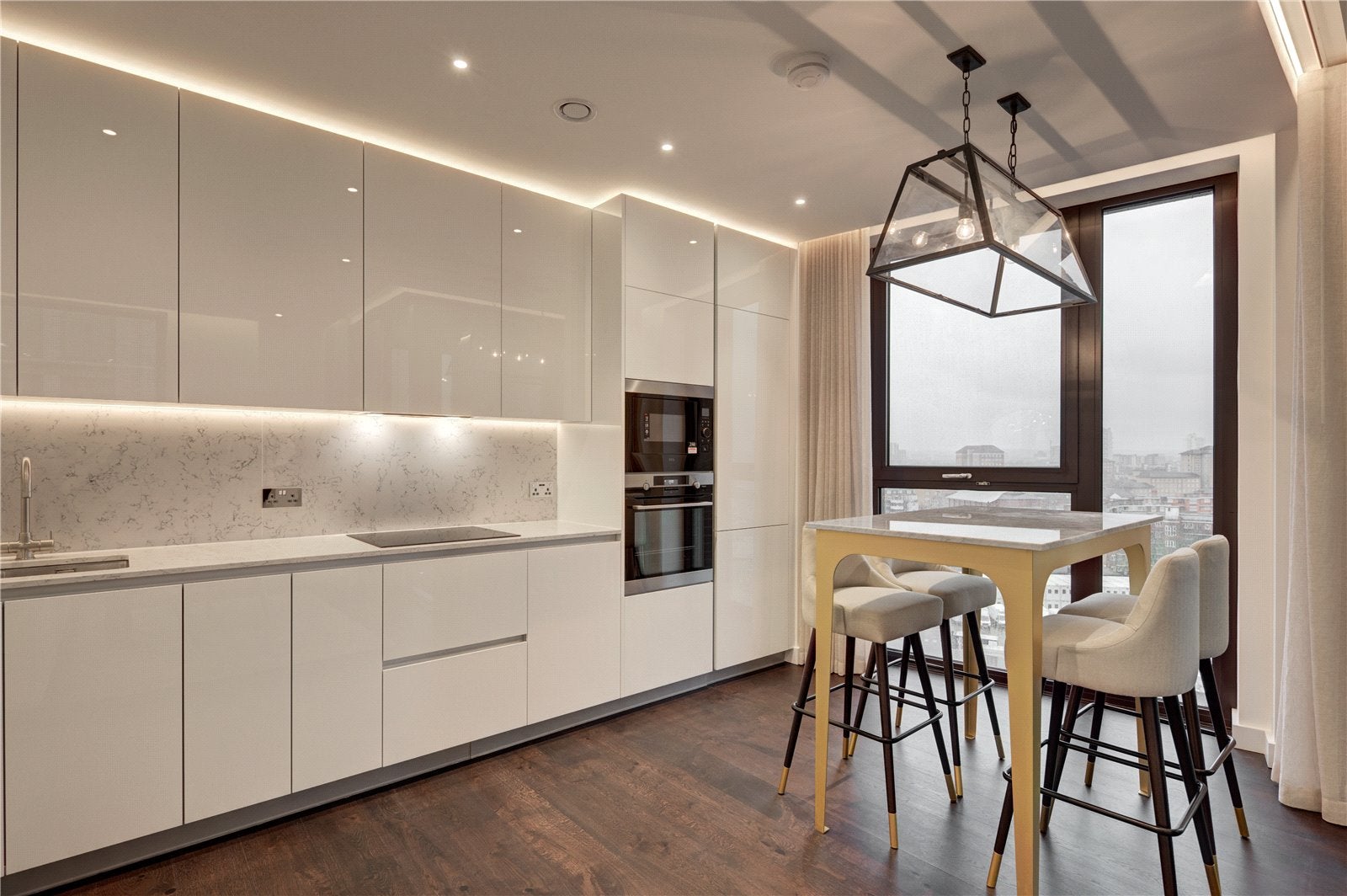Flat Ponton Road in Greater London