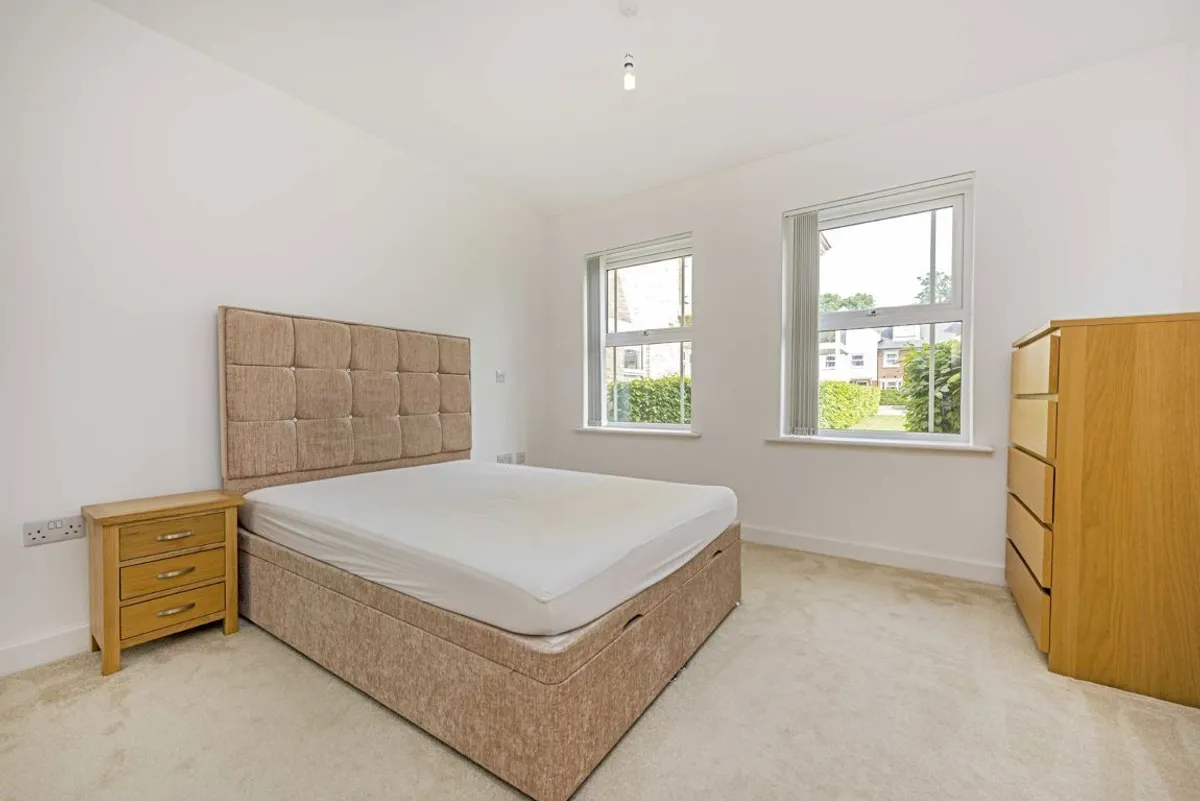 Flat Dyas Road in Borough of Spelthorne