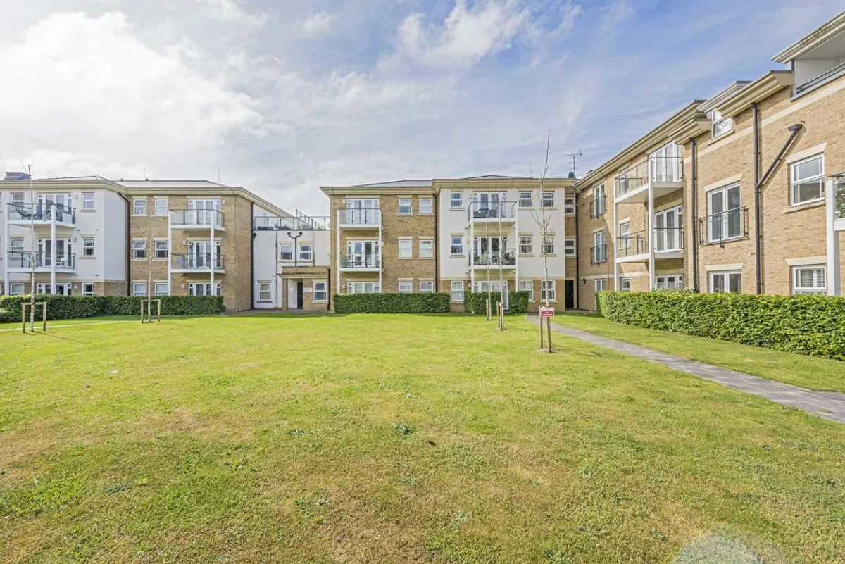 Flat Dyas Road in Borough of Spelthorne