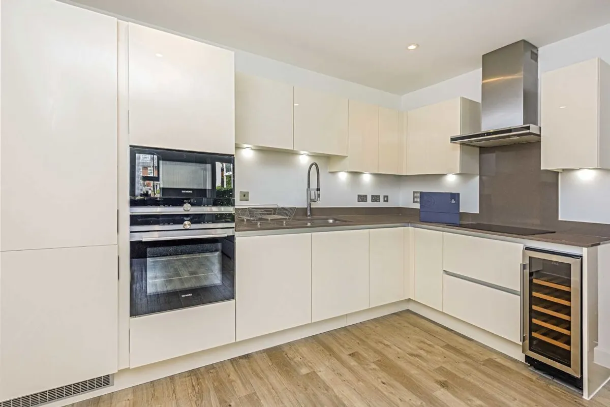 Flat Dyas Road in Borough of Spelthorne
