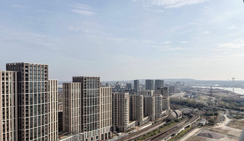 Flat City Island Way in Greater London