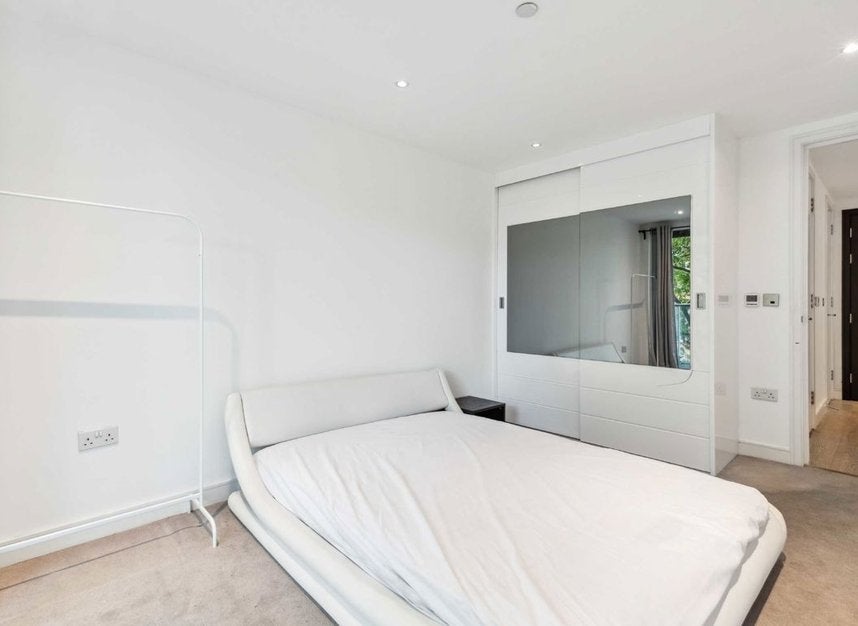 Flat Pomell Way in Greater London