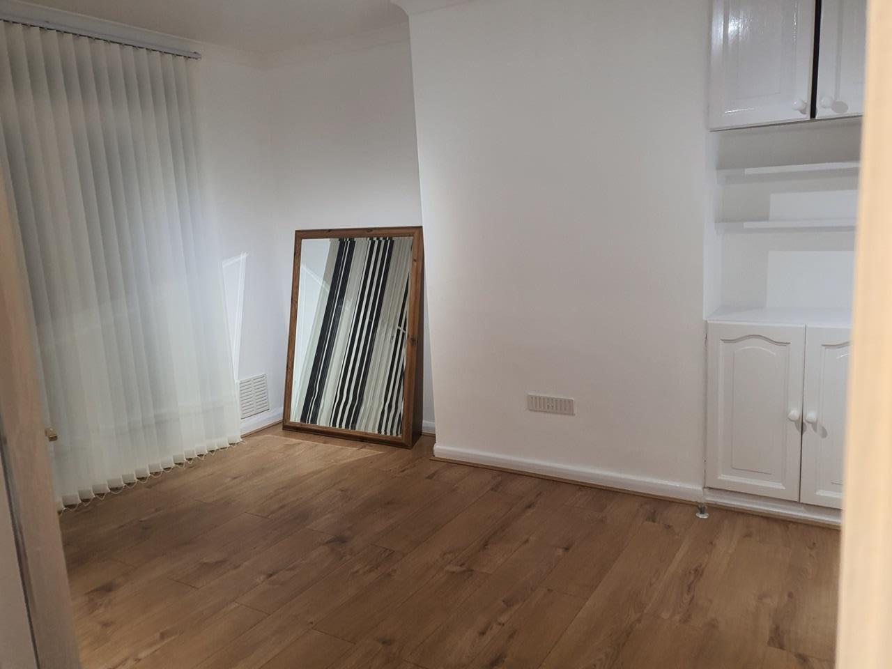 Flat Wrythe Lane in Greater London