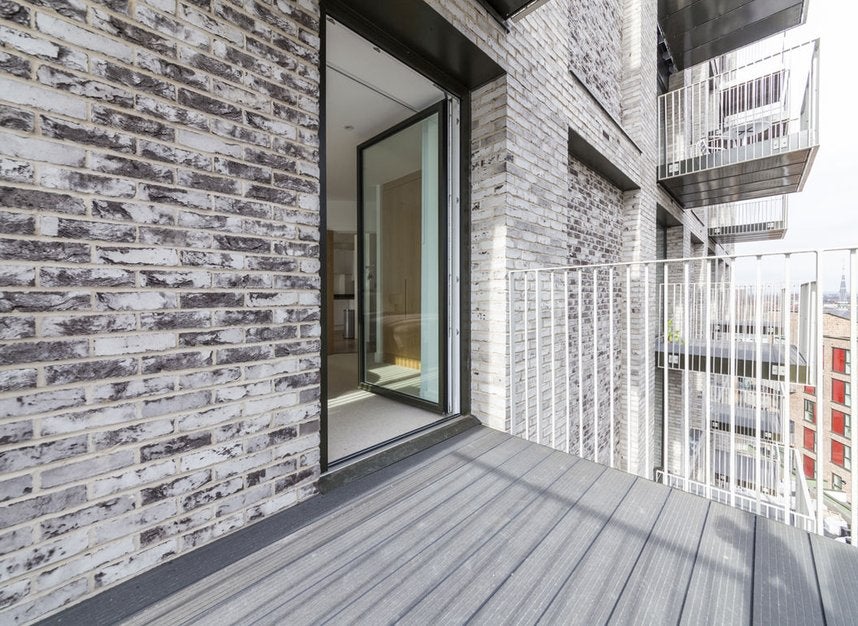 Flat Sovereign Close in Greater London