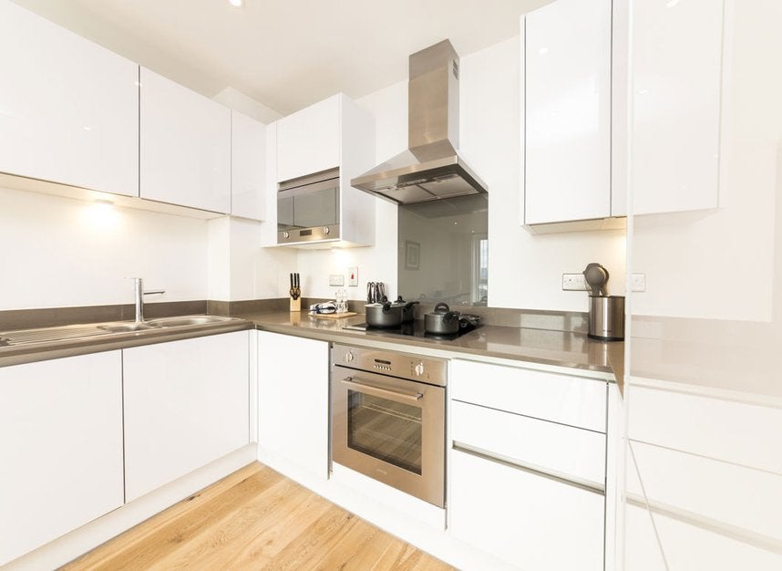 Flat Sovereign Close in Greater London