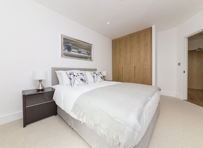 Flat Sovereign Close in Greater London