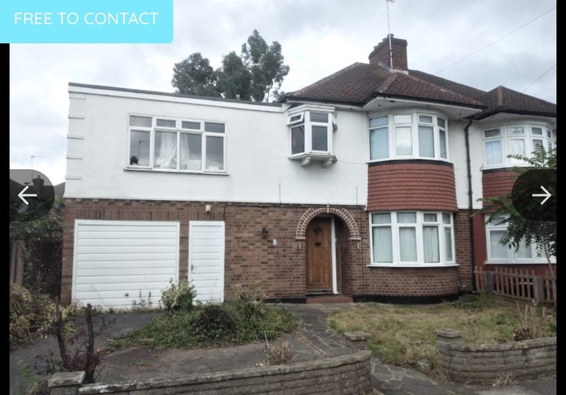 House Rowantree Road in Greater London