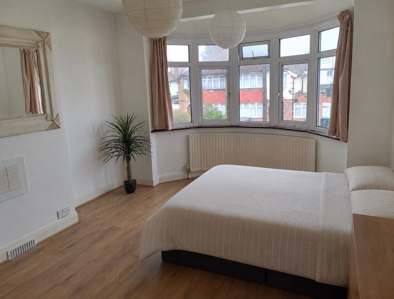 Room Rowantree Road in Greater London
