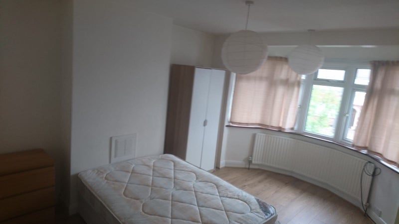 House Rowantree Road in Greater London