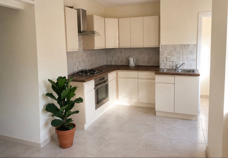 Room Rowantree Road in Greater London