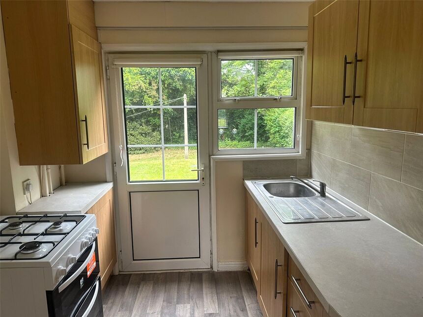 Flat Bathurst Walk in Richings Park