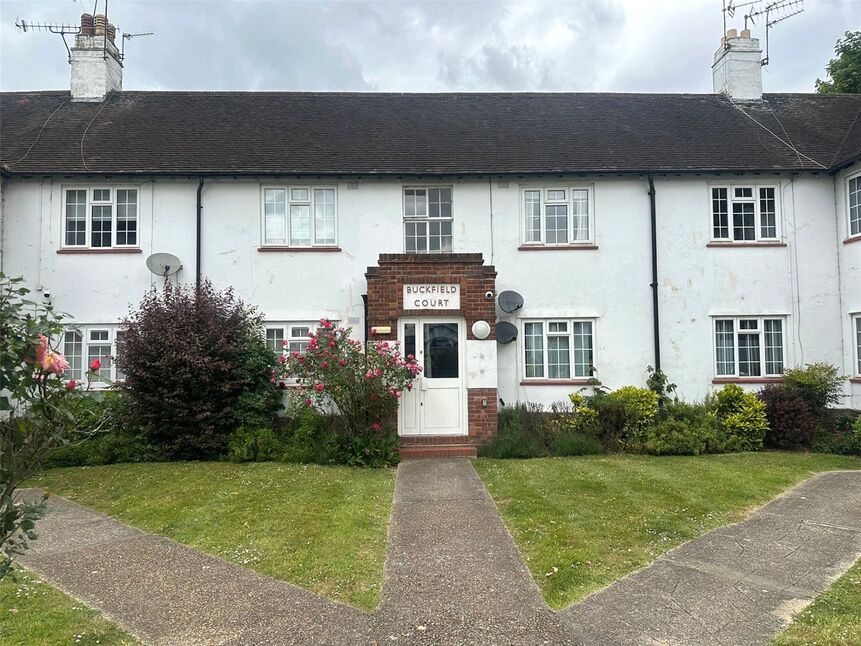 Flat Bathurst Walk in Richings Park