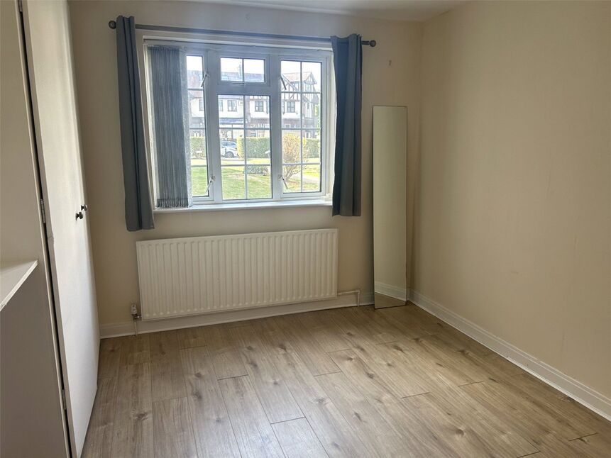 Flat Bathurst Walk in Richings Park