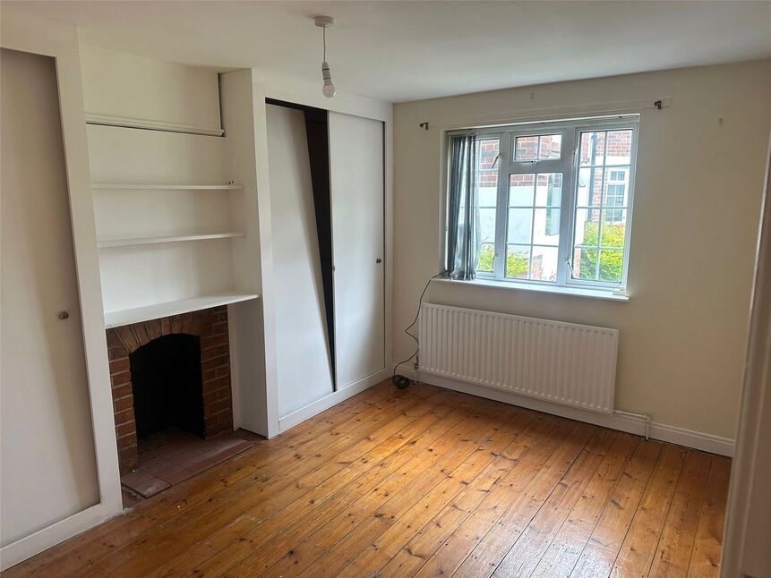 Flat Bathurst Walk in Richings Park