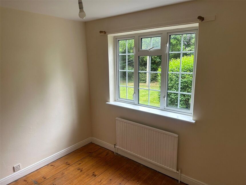 Flat Bathurst Walk in Richings Park