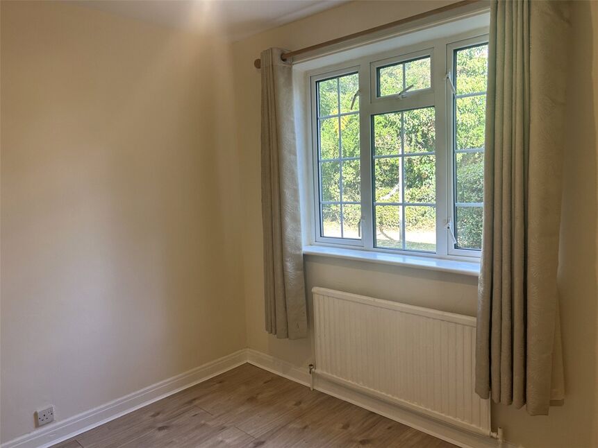 Flat Bathurst Walk in Richings Park
