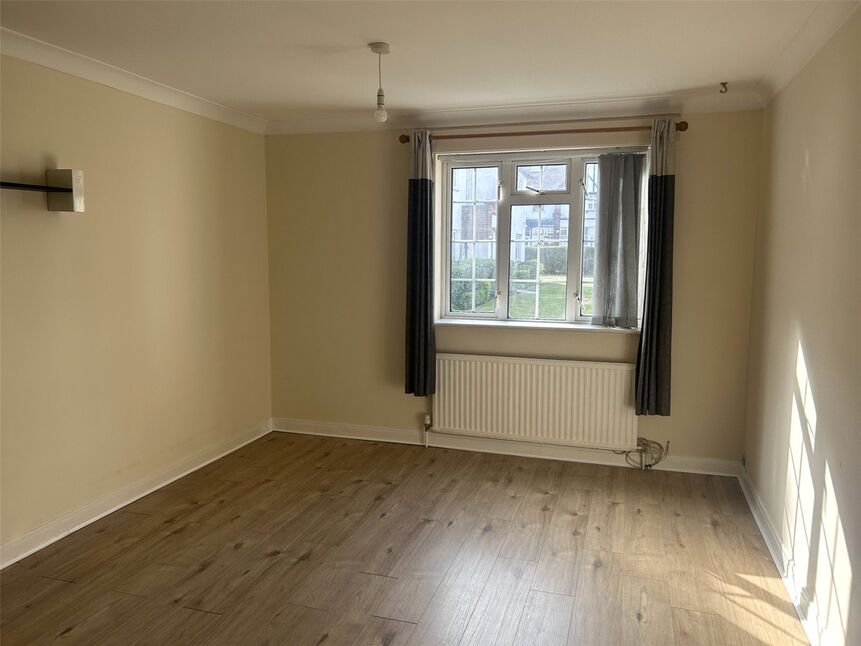 Flat Bathurst Walk in Richings Park