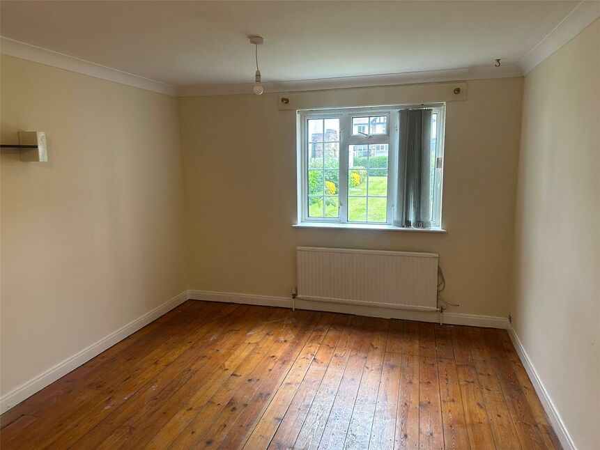 Flat Bathurst Walk in Richings Park