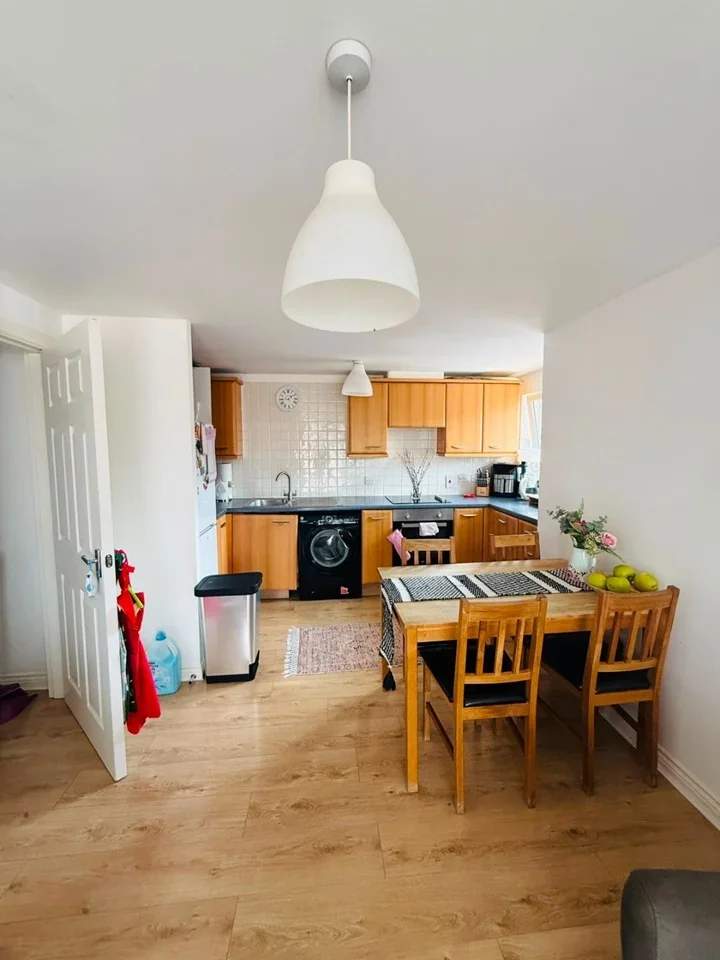 Flat Blackburn Way in Greater London