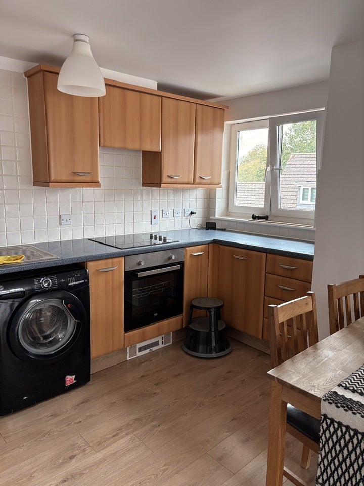 Flat Blackburn Way in Greater London