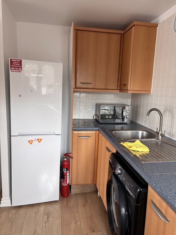 Flat Blackburn Way in Greater London